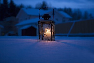 12302997-lanterna-in-inverno-buio
